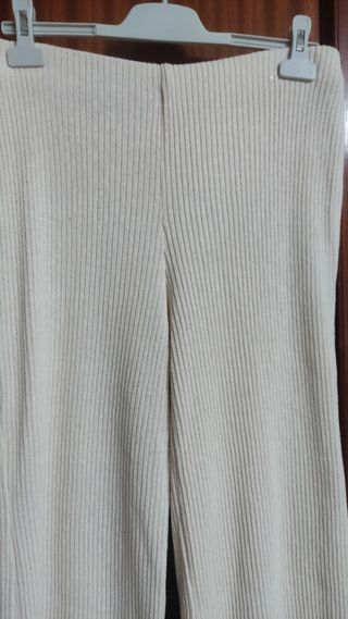 Pantalón de canalé beis de Zara