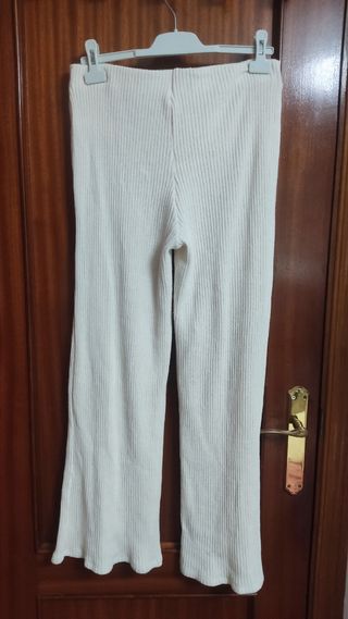 Pantalón de canalé beis de Zara