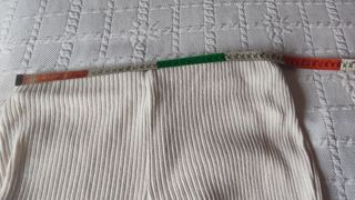 Pantalón de canalé beis de Zara