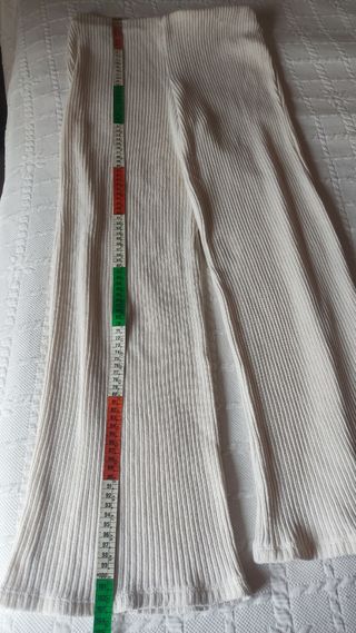 Pantalón de canalé beis de Zara