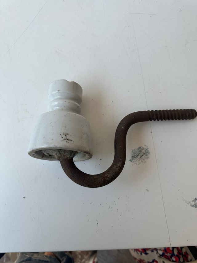 Antiguo aislador electricidad de porcelana