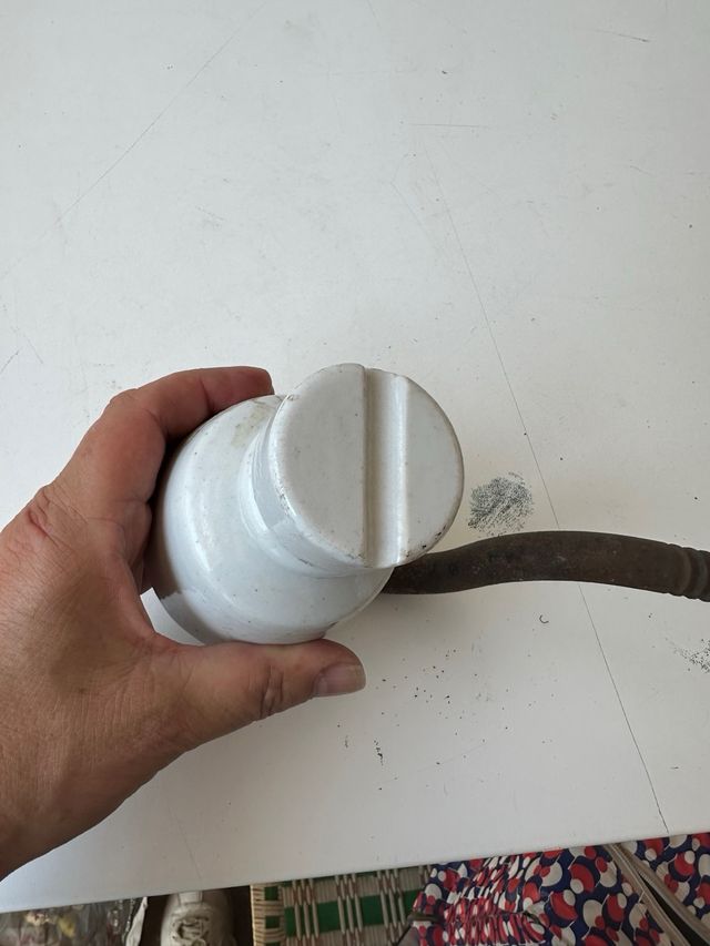 Antiguo aislador electricidad de porcelana