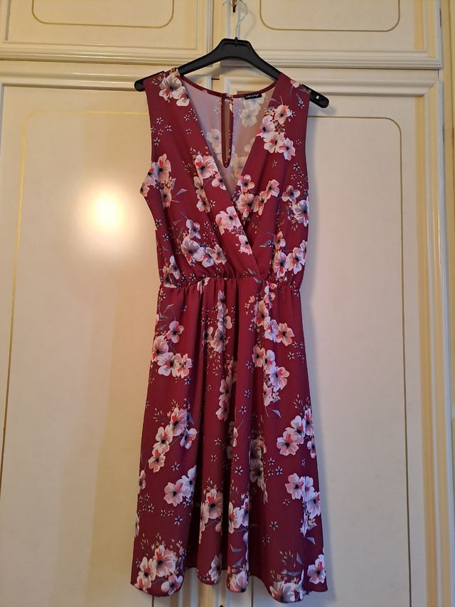 Abito estivo a fiori colore borgogna