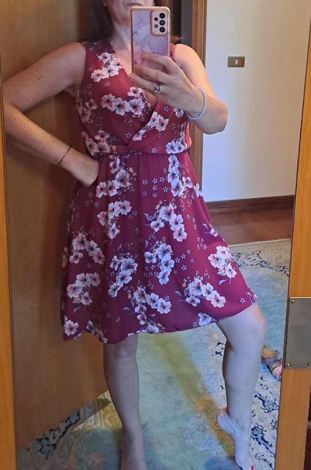 Abito estivo a fiori colore borgogna