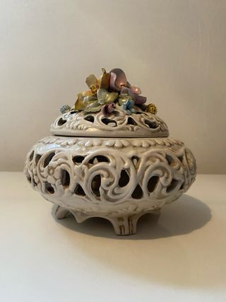 Vaso lavorato con coperchio ceramica di Bassano