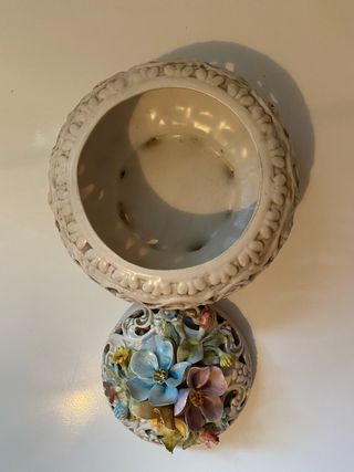 Vaso lavorato con coperchio ceramica di Bassano