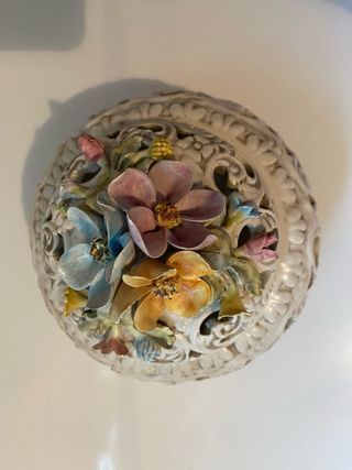 Vaso lavorato con coperchio ceramica di Bassano
