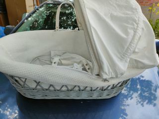 Capazo de mimbre con capota 