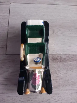 Antica auto in porcellana vintage