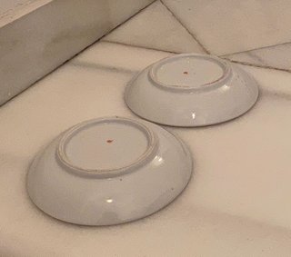 Pareja de platos antiguos de cerámica