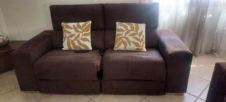 DOS UNIDADES DE SOFAS DE TRES PLAZAS MARRON.
Relax