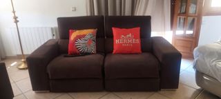 DOS UNIDADES DE SOFAS DE TRES PLAZAS MARRON.
Relax
