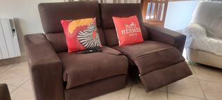 DOS UNIDADES DE SOFAS DE TRES PLAZAS MARRON.
Relax