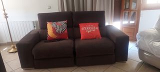 DOS UNIDADES DE SOFAS DE TRES PLAZAS MARRON.
Relax