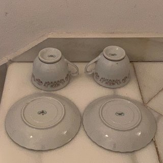 Pareja de antiguas tazas y platos de porcelana
