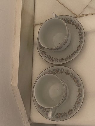 Pareja de antiguas tazas y platos de porcelana