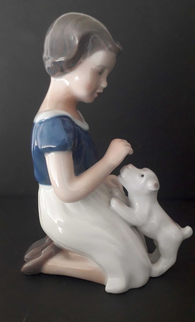 Figurina Royal Copenhagen Bimba con cucciolo