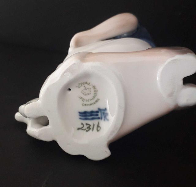 Figurina Royal Copenhagen Bimba con cucciolo