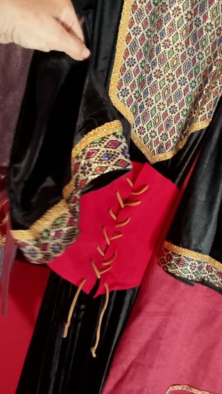 Vestido medieval mujer  y otras prendas
