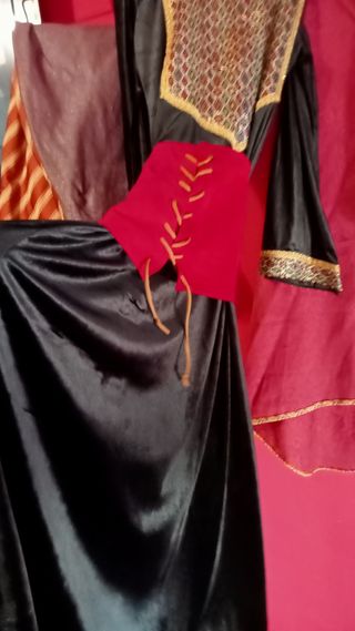 Vestido medieval mujer  y otras prendas