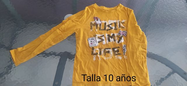 Un sacco di magliette per bambini.