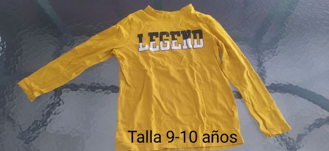 Un sacco di magliette per bambini.