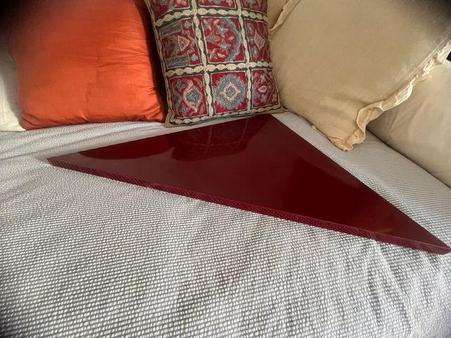 Estanteria de esquina granate