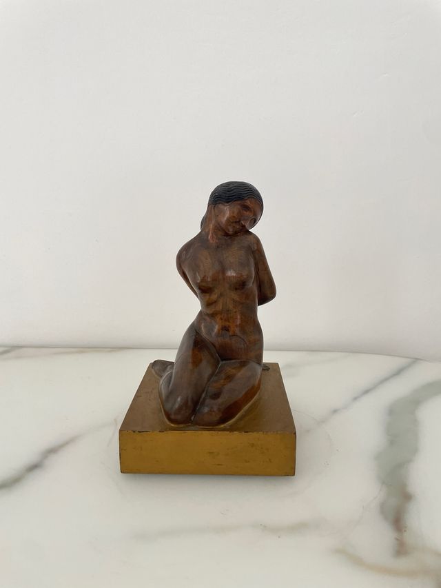 Talla madera mujer sentad