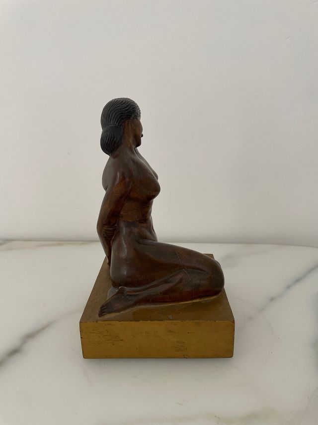 Talla madera mujer sentad