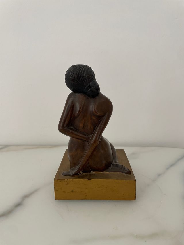 Talla madera mujer sentad