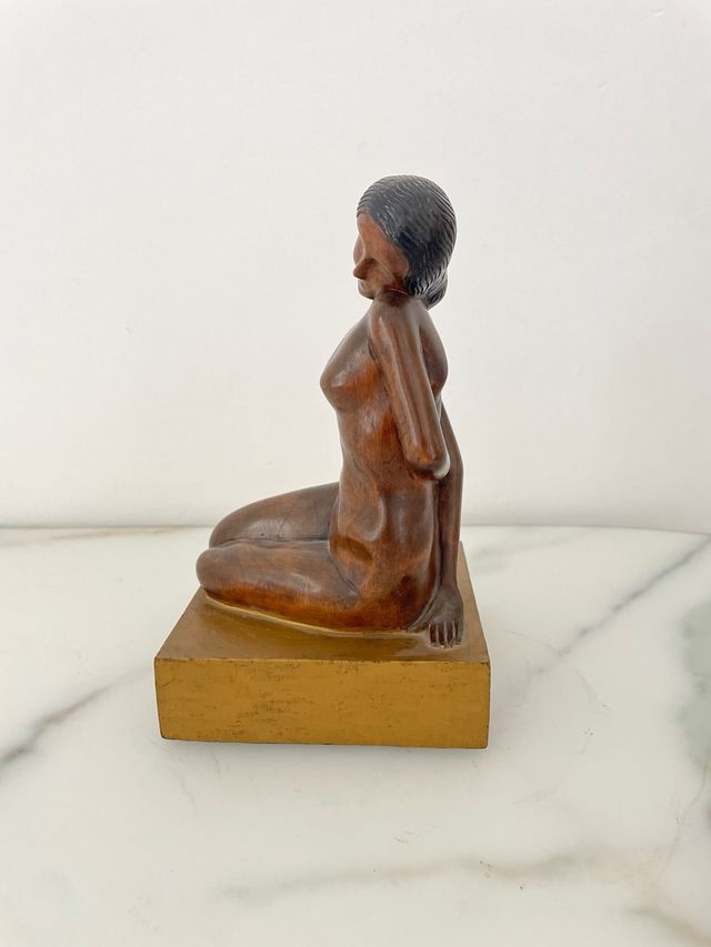 Talla madera mujer sentad