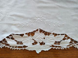 Lenzuolo matrimoniale con rose ad intaglio