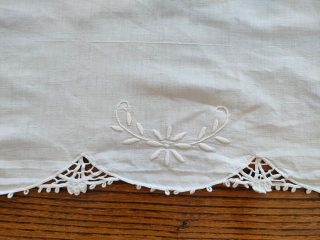 Lenzuolo matrimoniale con rose ad intaglio