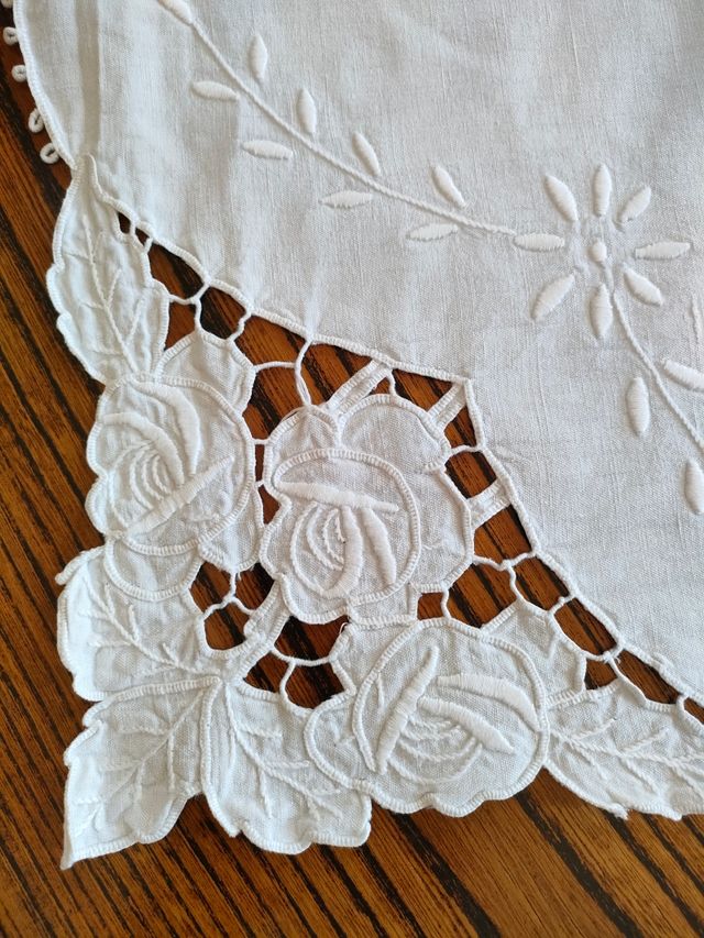 Lenzuolo matrimoniale con rose ad intaglio