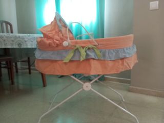 Capazo de mimbre con pie de aluminio