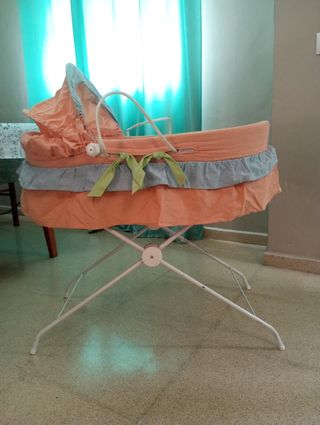 Capazo de mimbre con pie de aluminio