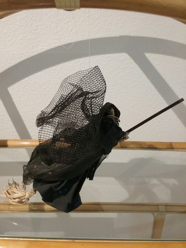 Figura brujita voladora