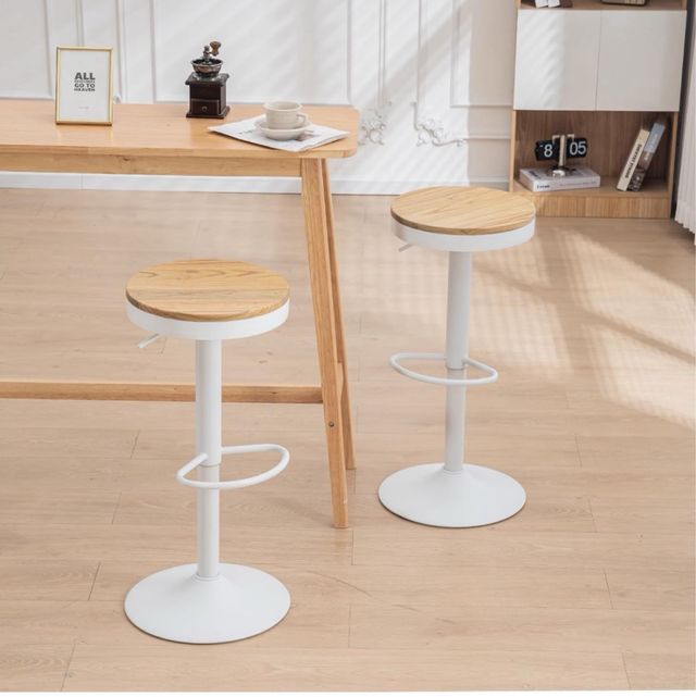 Taburetes blancos con madera