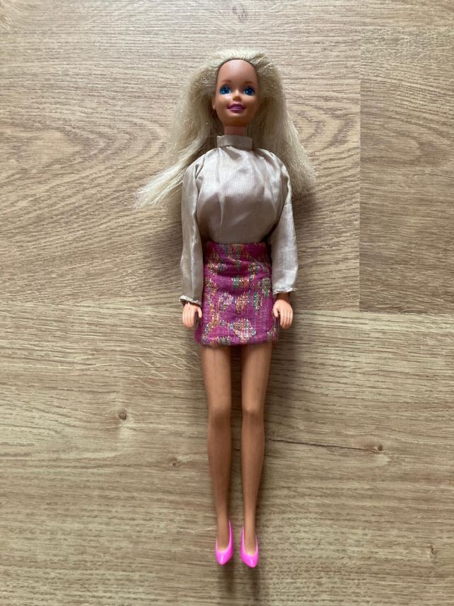 Muñeca Barbie falda rosa
