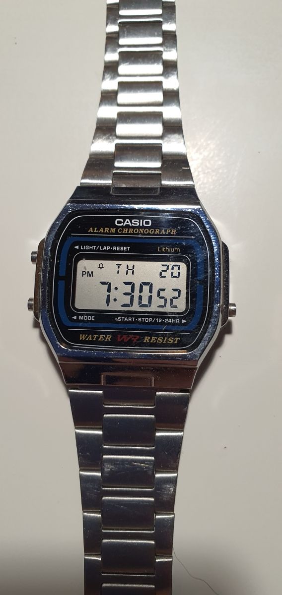 Reloj Casio metálico con correa metálica 