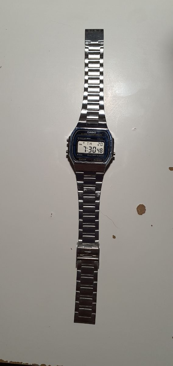 Reloj Casio metálico con correa metálica 