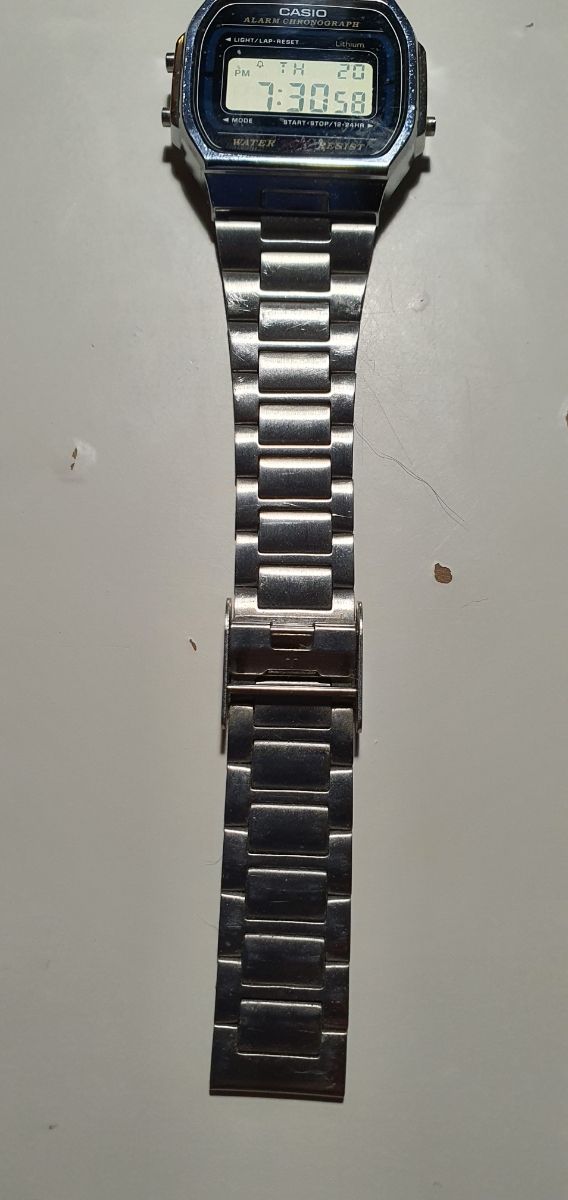 Reloj Casio metálico con correa metálica 