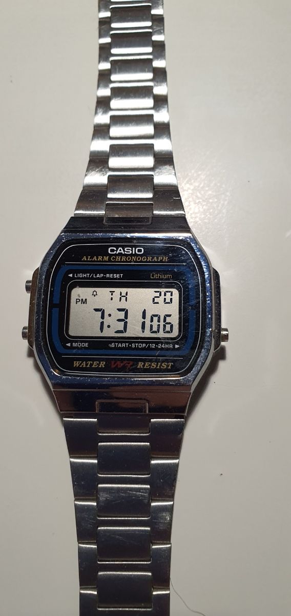 Reloj Casio metálico con correa metálica 