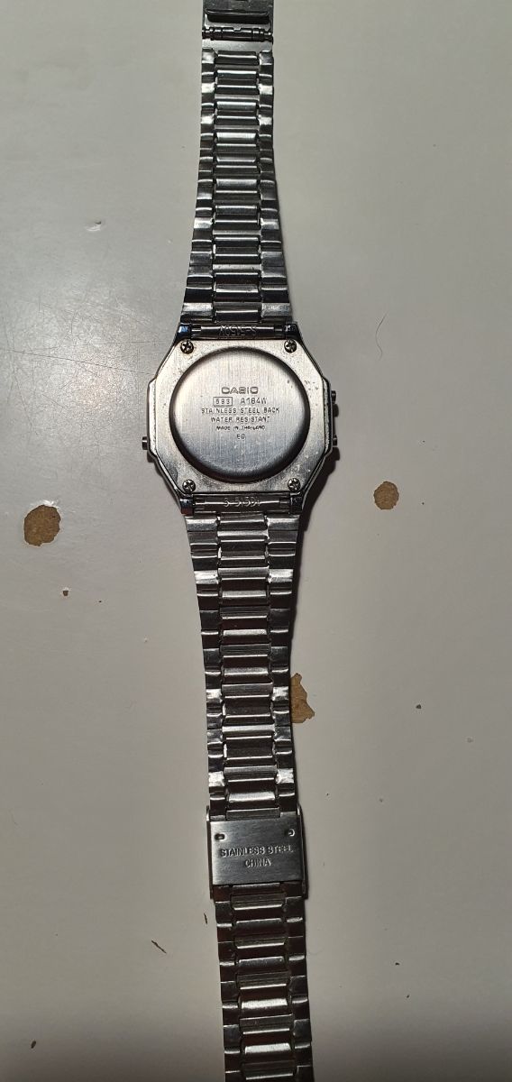 Reloj Casio metálico con correa metálica 