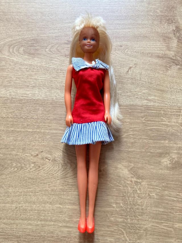 Muñeca Barbie vestido rojo