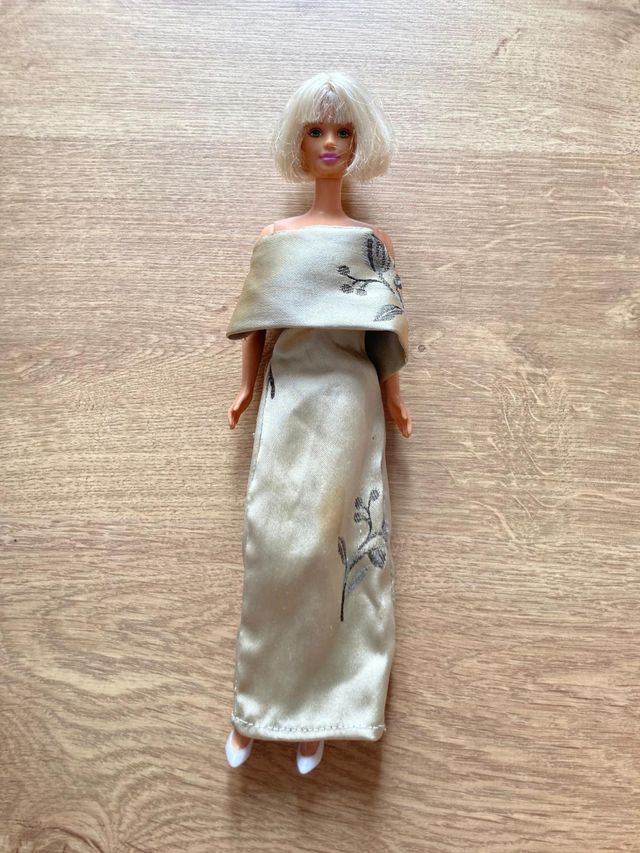 Muñeca Barbie pelo corto