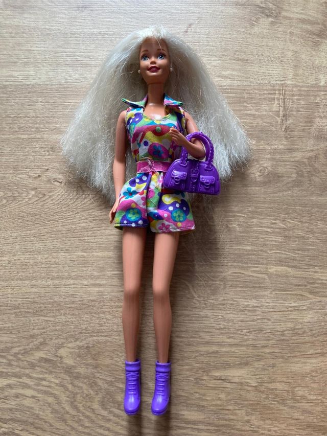Muñeca Barbie mono corto de colores