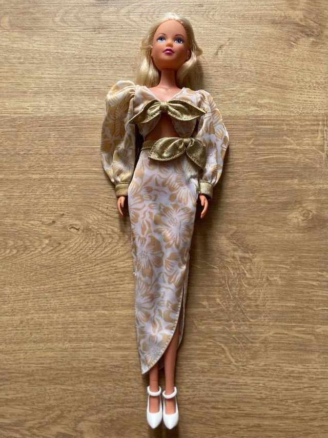Muñeca Barbie conjunto dorado