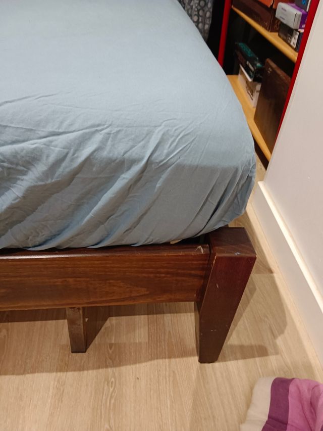 Cama,mesillas y cómoda con espejo