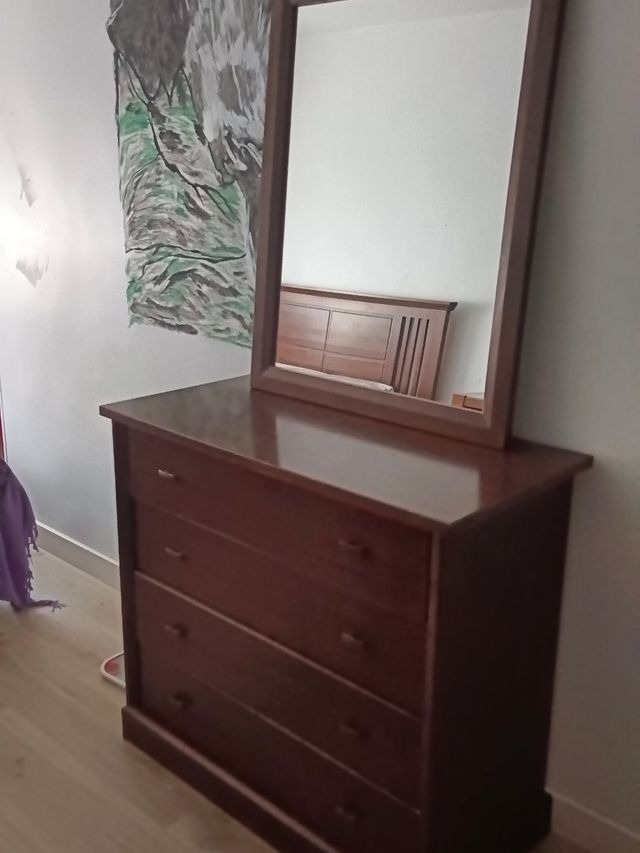 Cama,mesillas y cómoda con espejo